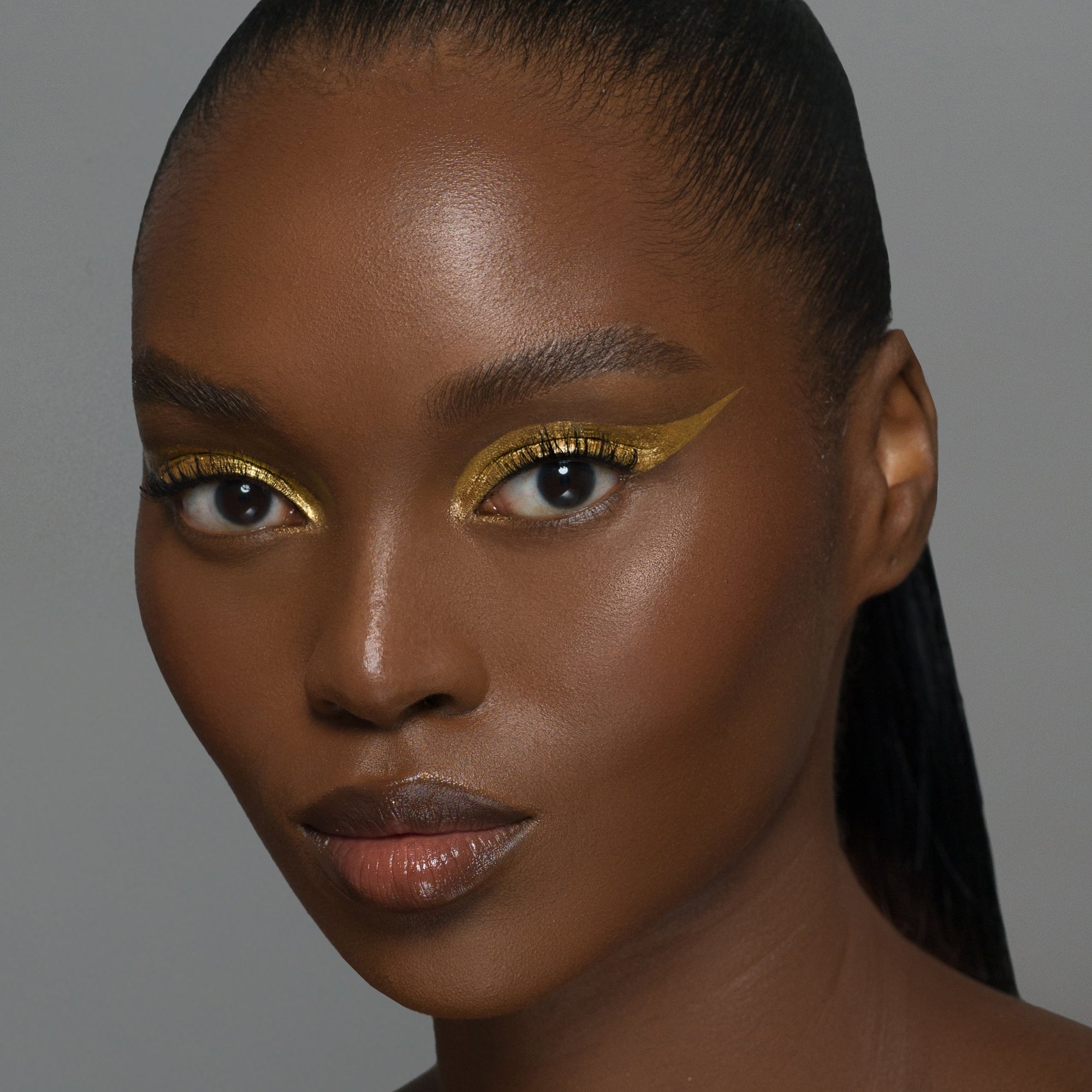 PMG_HOL25_PDP_Gold001_Model.jpg