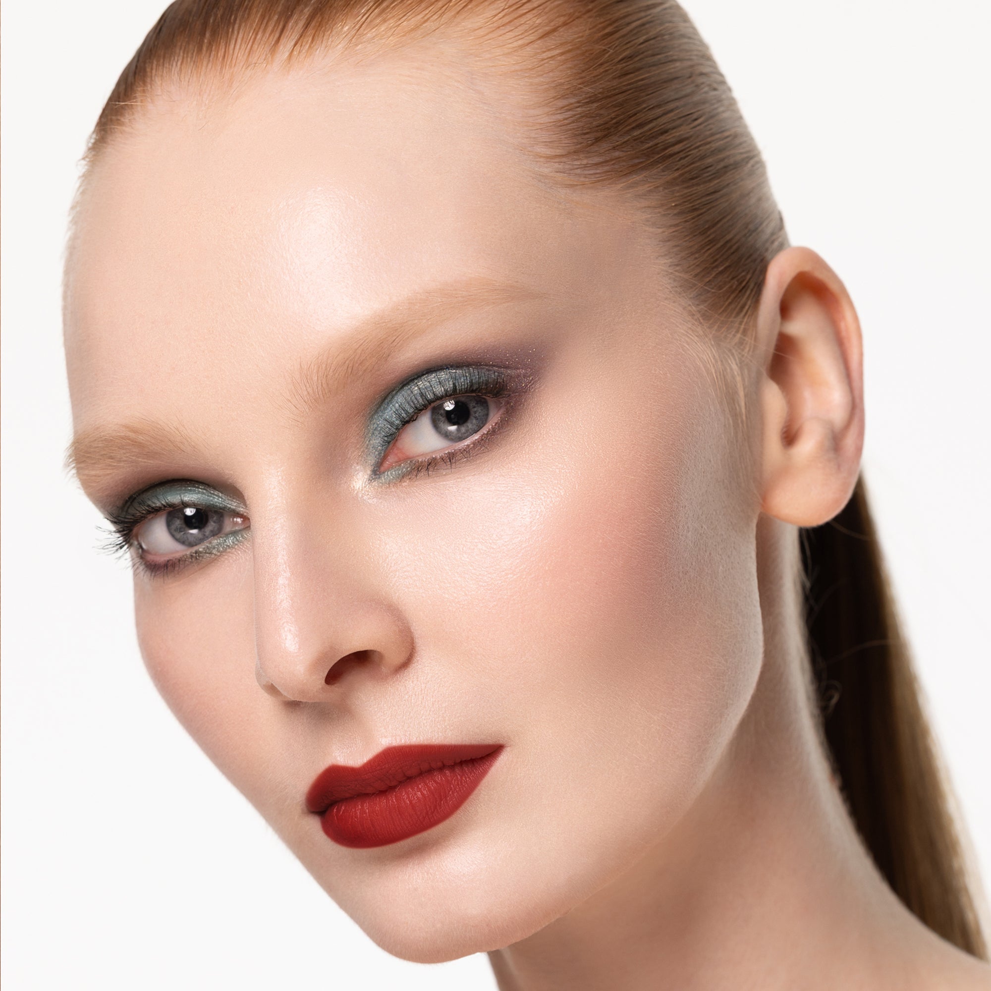 PMG_HOL25_PDP_Model_3_6f3da7fd-ed57-4e0a-a44a-cab3d39d2bdd.jpg